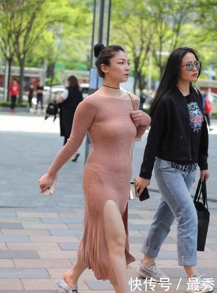 喜欢|街拍:丸子头发型 紧身裙搭配 你喜欢这样的吗