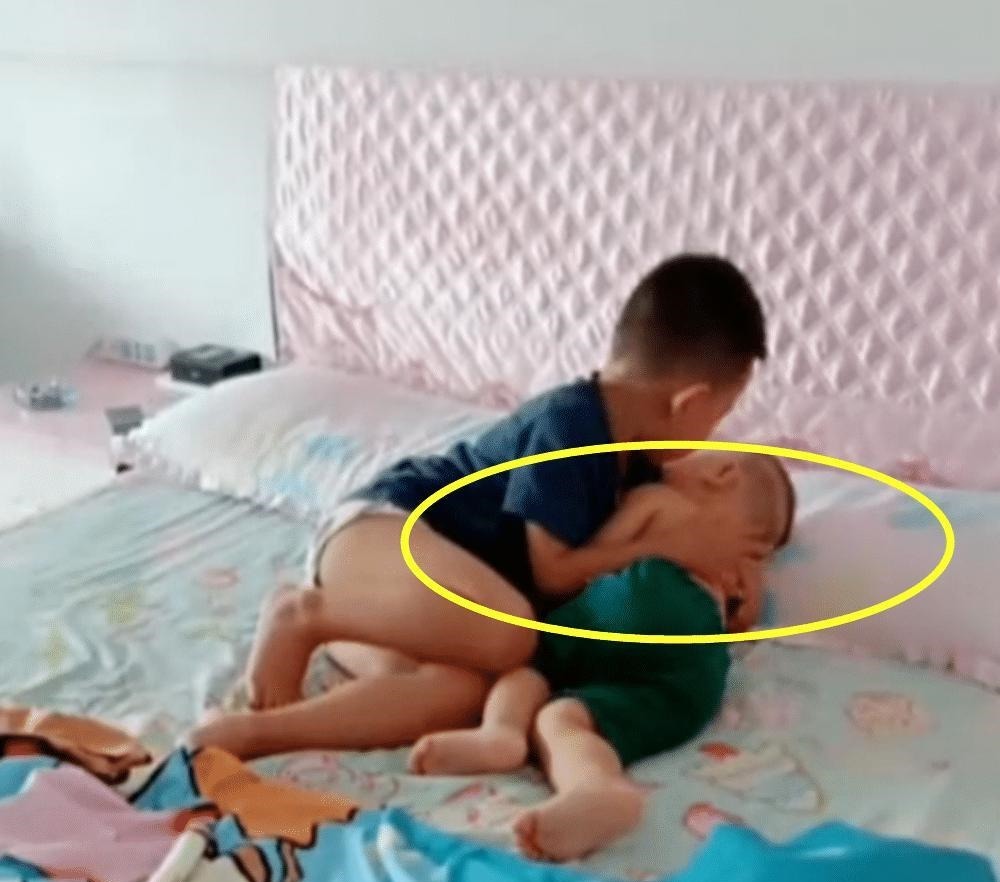 哥哥|弟弟非要哥哥哄睡,接下来的一幕好感人,网友妈妈心都要暖化了!