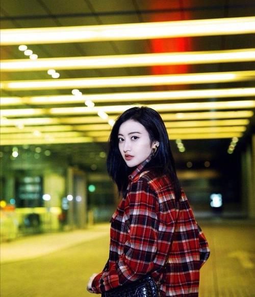 洋气|剪短发美出新高度，格纹风衣搭白卫衣，一头栗色短发太洋气