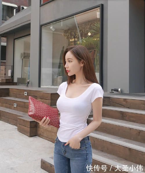 小姐姐|美女街拍:紧身牛仔裤,可以很好的勾勒出腿部的优美曲线,女人味十足