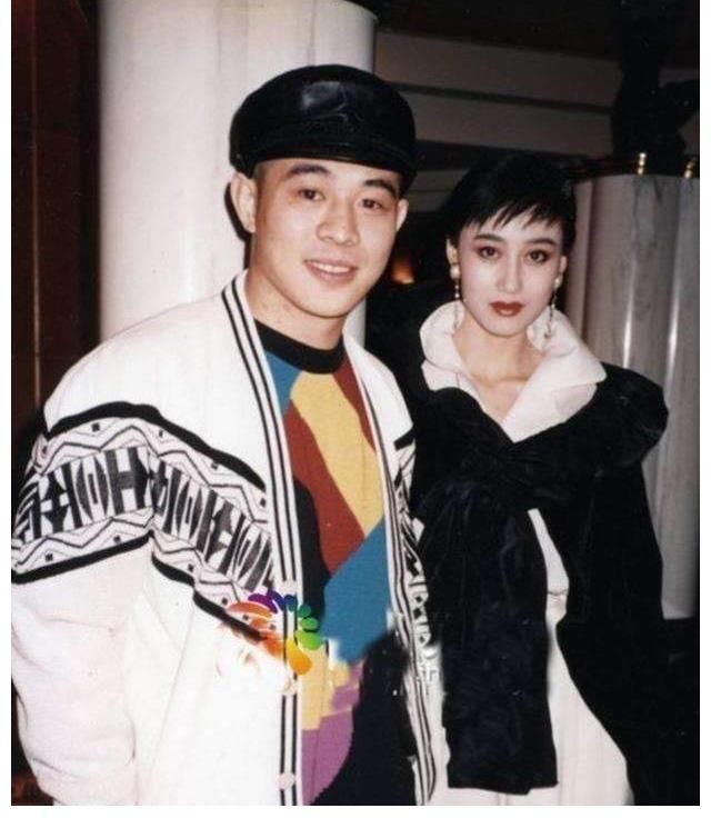 李连杰60岁妻子利智照片曝光,风韵犹存,对丈夫不离不弃