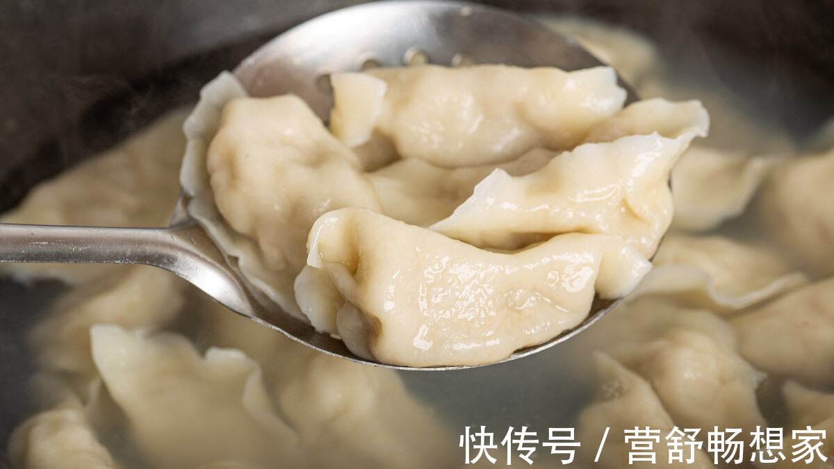 技巧|煮速冻饺子时,牢记技巧,才能煮出又鲜又香,还不破皮的饺子!