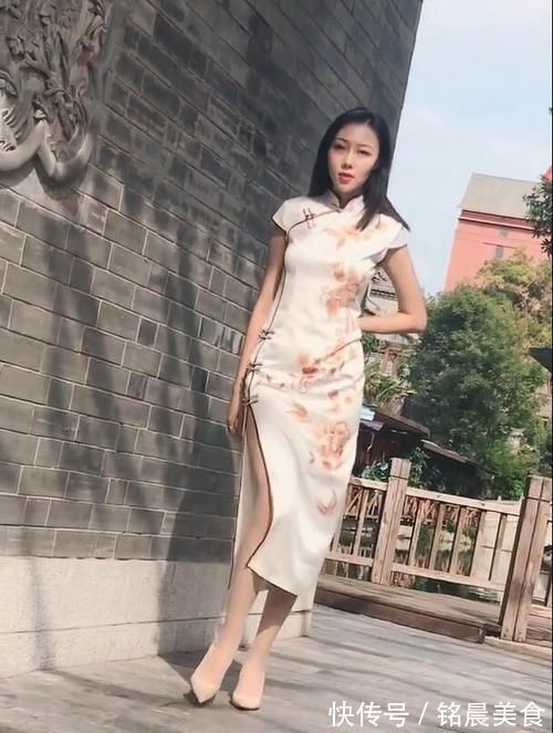 旗袍 旗袍搭配丝袜、高跟鞋,展示现代东方女性韵味