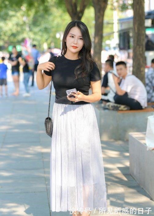 高跟鞋 黑色简单T恤搭配白色纱裙，优雅从容，貌美如花！