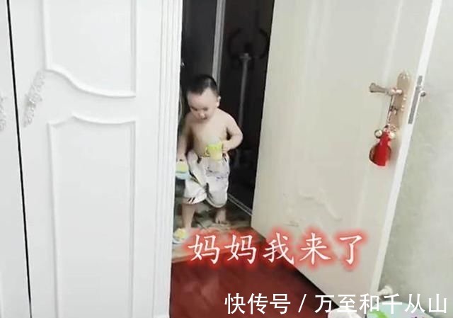 孩子|骗人生儿子系列,宝妈在家遇蟑螂,娃一手拿奶瓶一手拿拖鞋帮忙