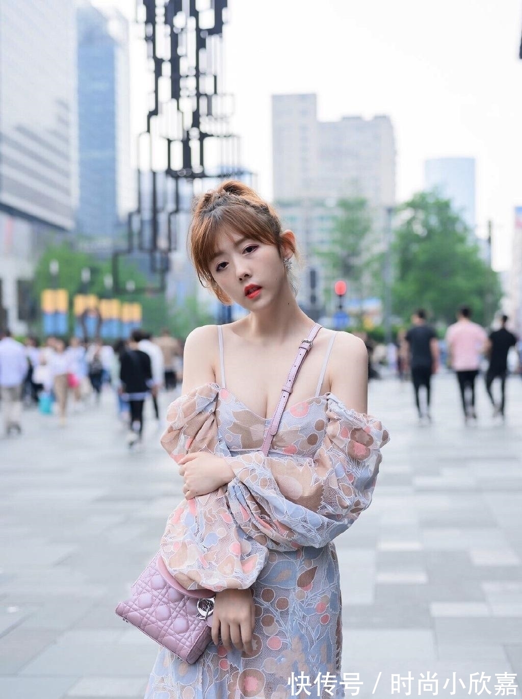 贵妇 贵妇穿衣就是“奢侈”,路边摊买的,上身立马升值百倍