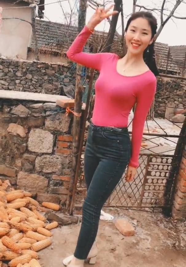 t恤衫|大圆领口T恤+牛仔裤搭配,小姐姐穿搭一丝不苟