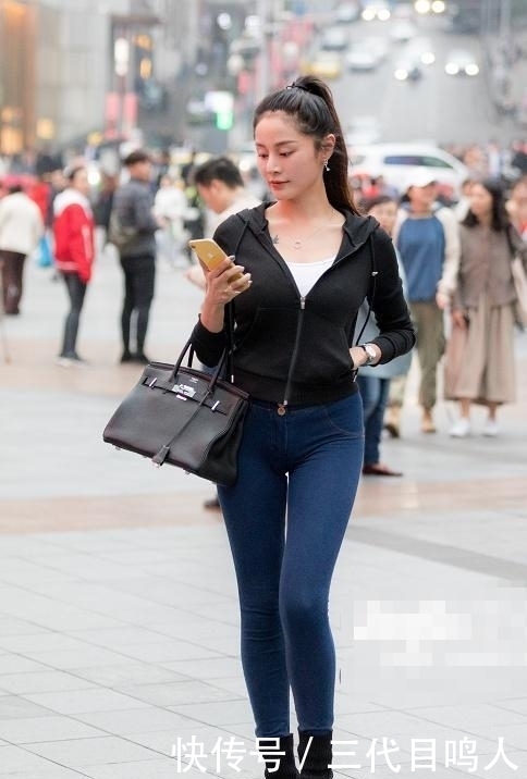 美女|街拍:个性气质显眼的美女,凹凸曼妙,修身显瘦别致又性感!