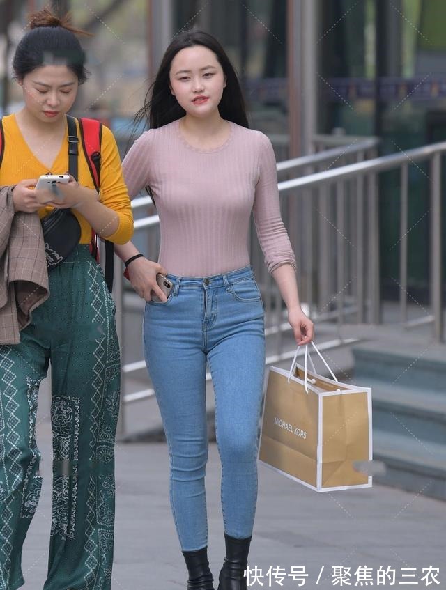 阿成 藕粉色上衣温柔淡雅,搭配牛仔裤,兼具休闲范儿与浪漫气质!