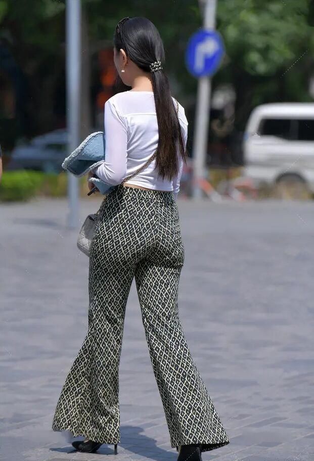 时髦|40岁女士请远离短裤,“托腹裤”时髦又显瘦,穿出你的曼妙身姿