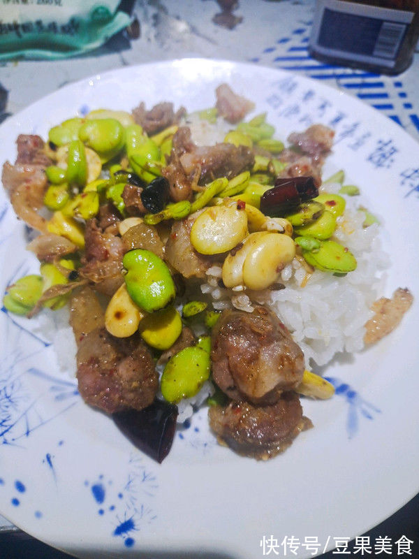 暖冬这道腊肠闷蚕豆饭，暖胃暖身又暖心