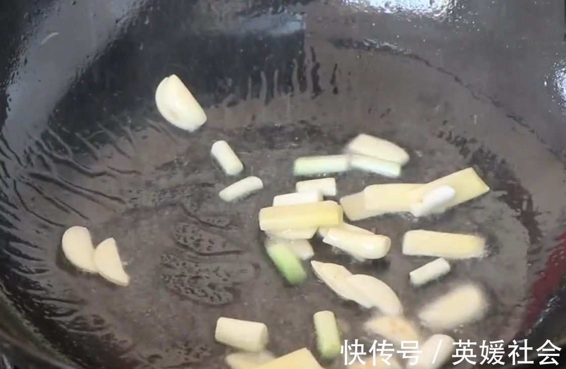 买点鱿鱼回家做美食，香辣美味，肉质Q弹，好吃到停不下来