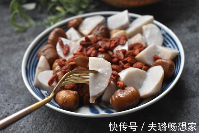 剁椒蒸芋头|秋天,遇到这食材必买3斤,便宜又营养,蒸一蒸清爽健康又好吃