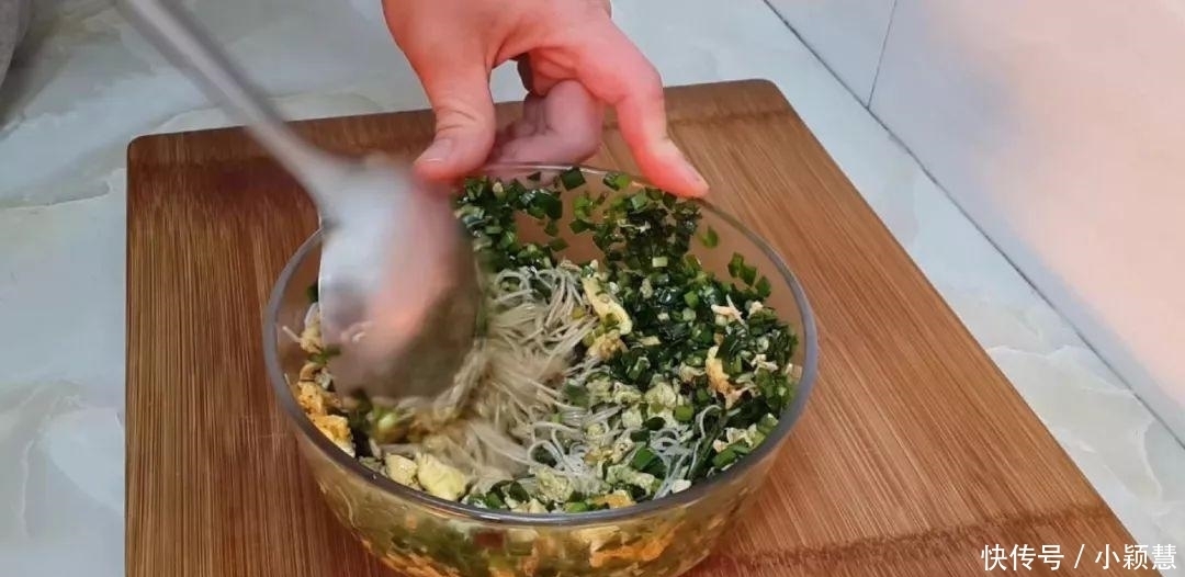 一滴水|1斤韭菜, 2个鸡蛋, 不用一滴水, 比韭菜盒子都好吃, 放凉都不会硬