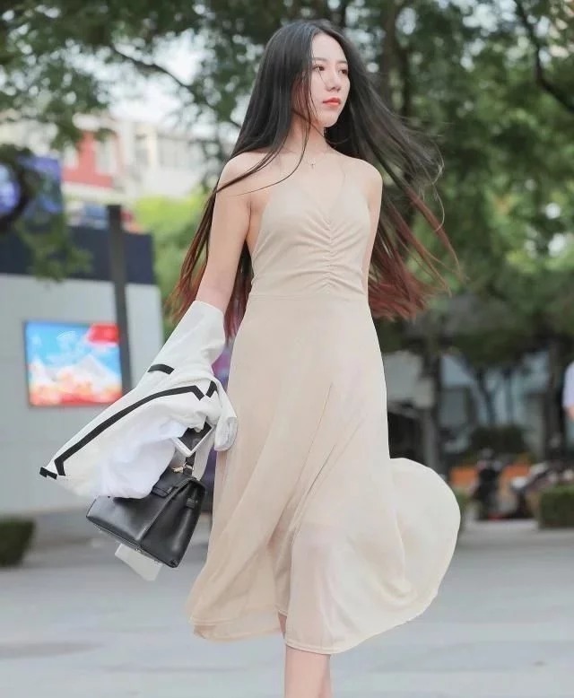  小姐姐|街拍长发飘飘的小姐姐，穿一袭吊带连衣裙，十分飘逸