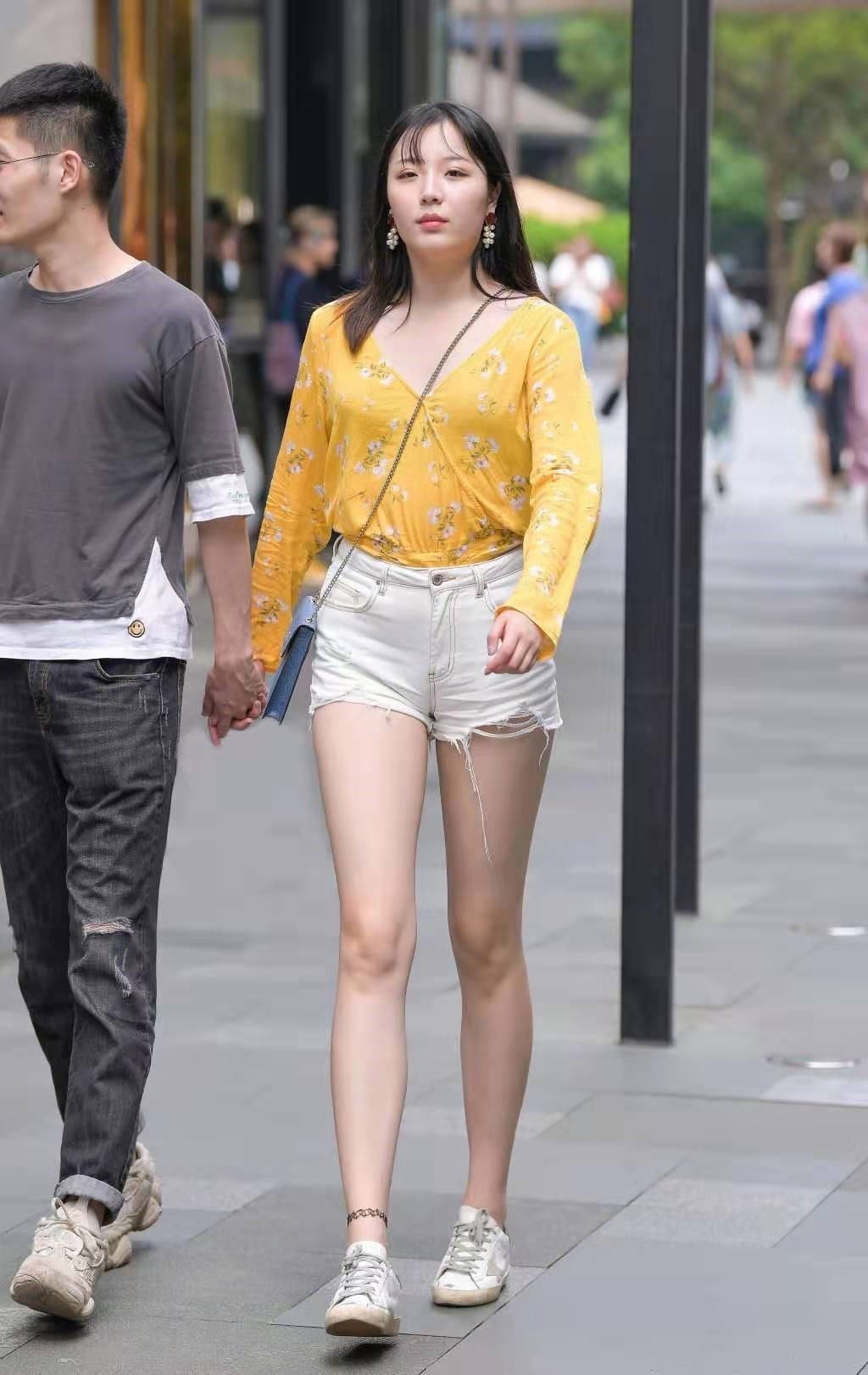 街拍选择时尚个性的短裤穿搭,清凉又减龄,帮你美出新高度