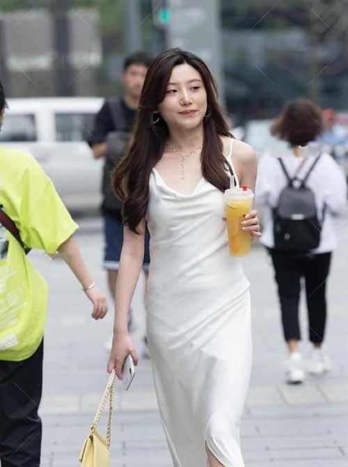 v领 时尚装扮的连衣裙穿搭绽放随性的时尚帅气，格外讨人喜爱