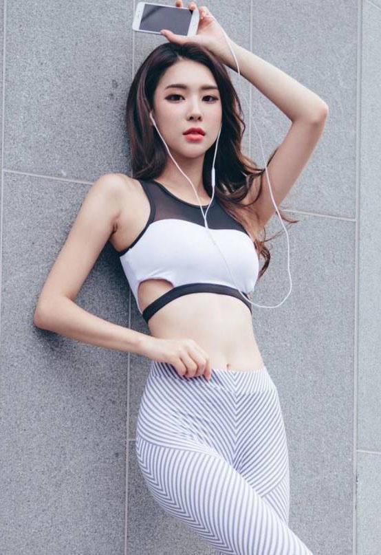 身材 丰润标致的打底裤优雅女孩,好穿又百搭