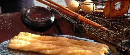 当外国人第一次吃油条的时候，竟发生了这些事，最后一张乐翻了！