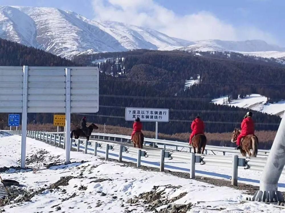 骑马踏雪巡线，吐哈员工这波操作真溜！