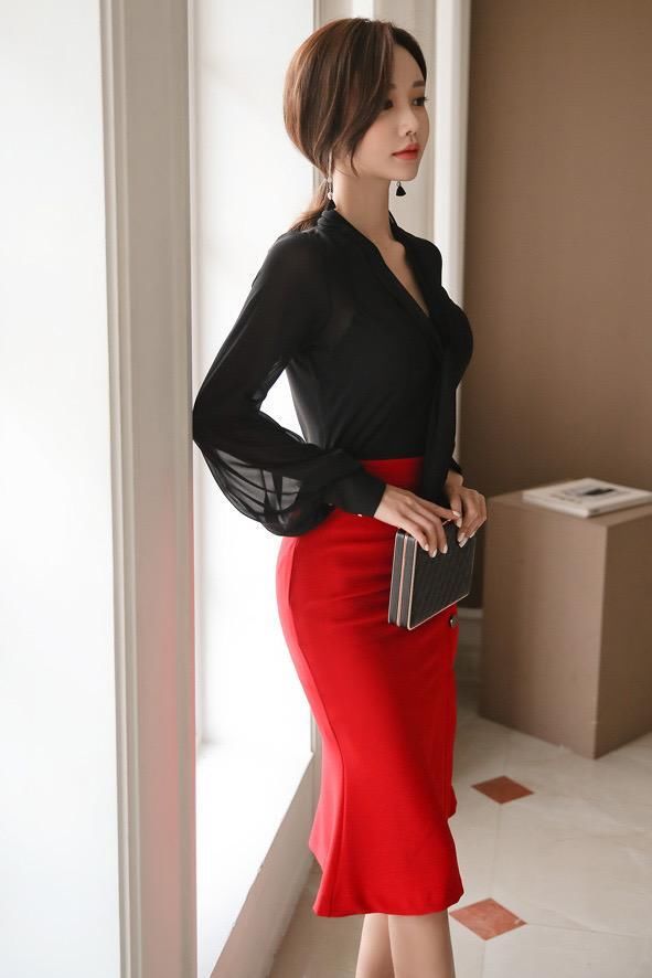 孙允珠S型身材真养眼，穿薄纱衬衫搭大红色包臀裙，气质撩人