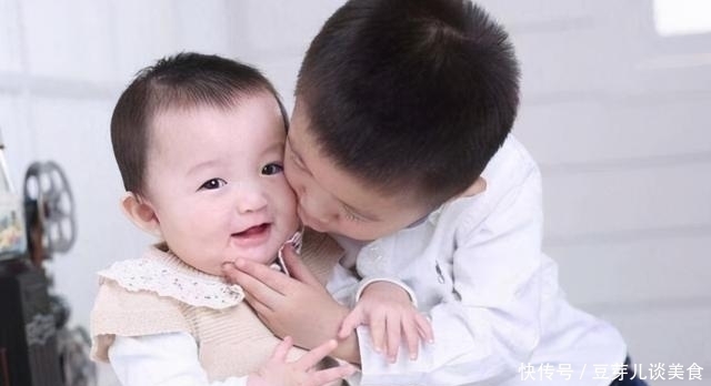 妈妈|妈妈出去买菜,9岁儿子自告奋勇照顾1岁妹妹,回来后宝妈后悔了