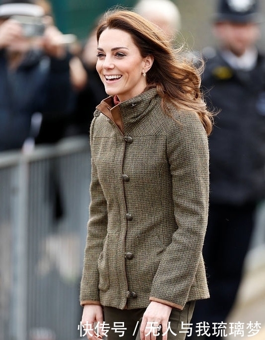 凯特王妃又穿裤装了,搭配高腰外套显腿长,原来低调也可以很美!