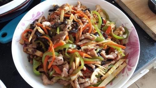  美食严选：鱼香肉丝，土豆片烤辣五花，糖醋排骨，双浇头金针菇的做法