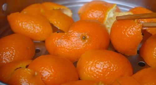 橘子皮放锅里蒸一蒸，大多数人不知道有啥用途，看完就明白了