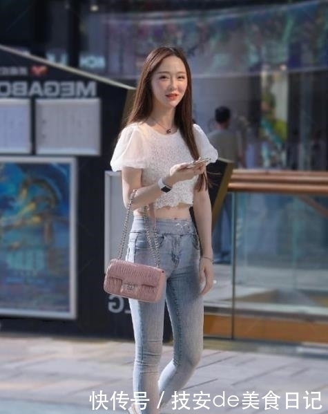 街拍上班族小姐姐穿上黑色高跟凉鞋,和黑丝绝配