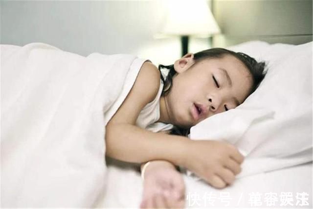 孩子|孩子的四种睡姿暗示不同性格，若你家娃是第一种，就偷着乐吧
