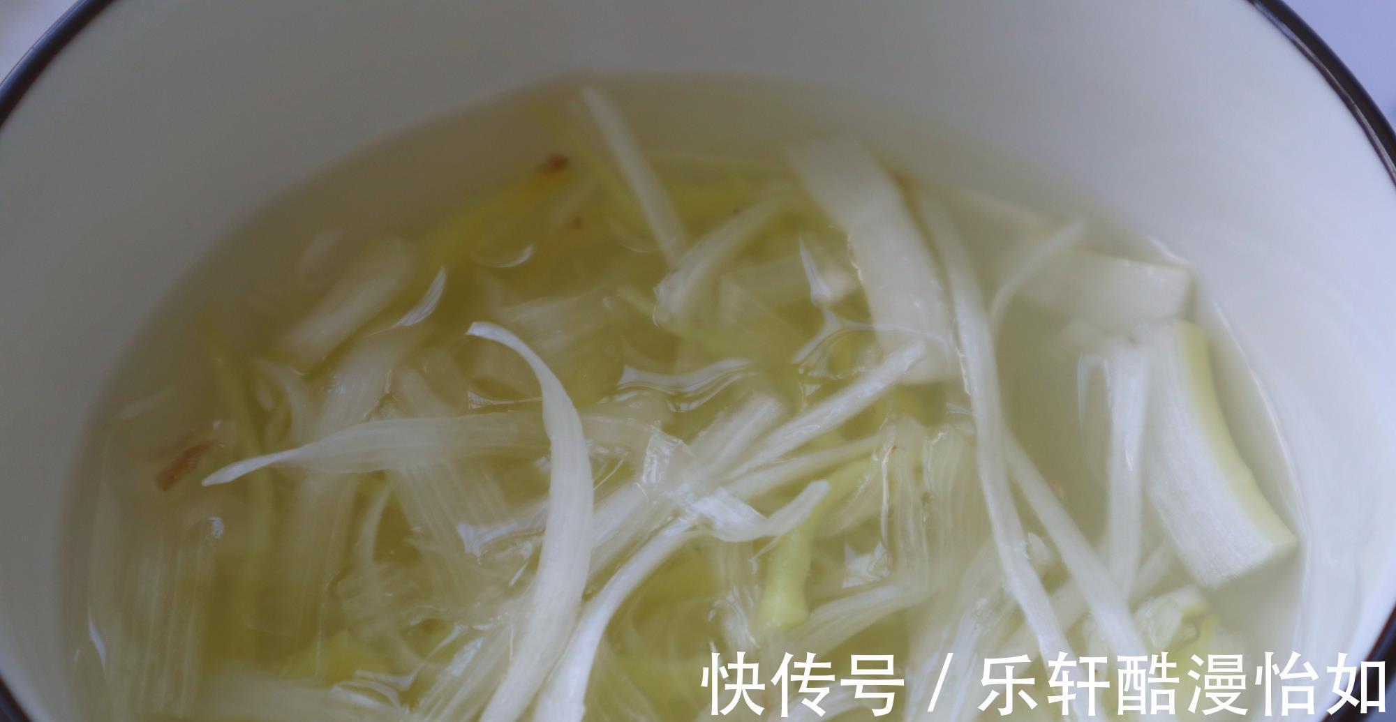 羊脊骨|花了两小时烤的排骨，一出烤箱就抢光，外焦里嫩真馋人，做法简单
