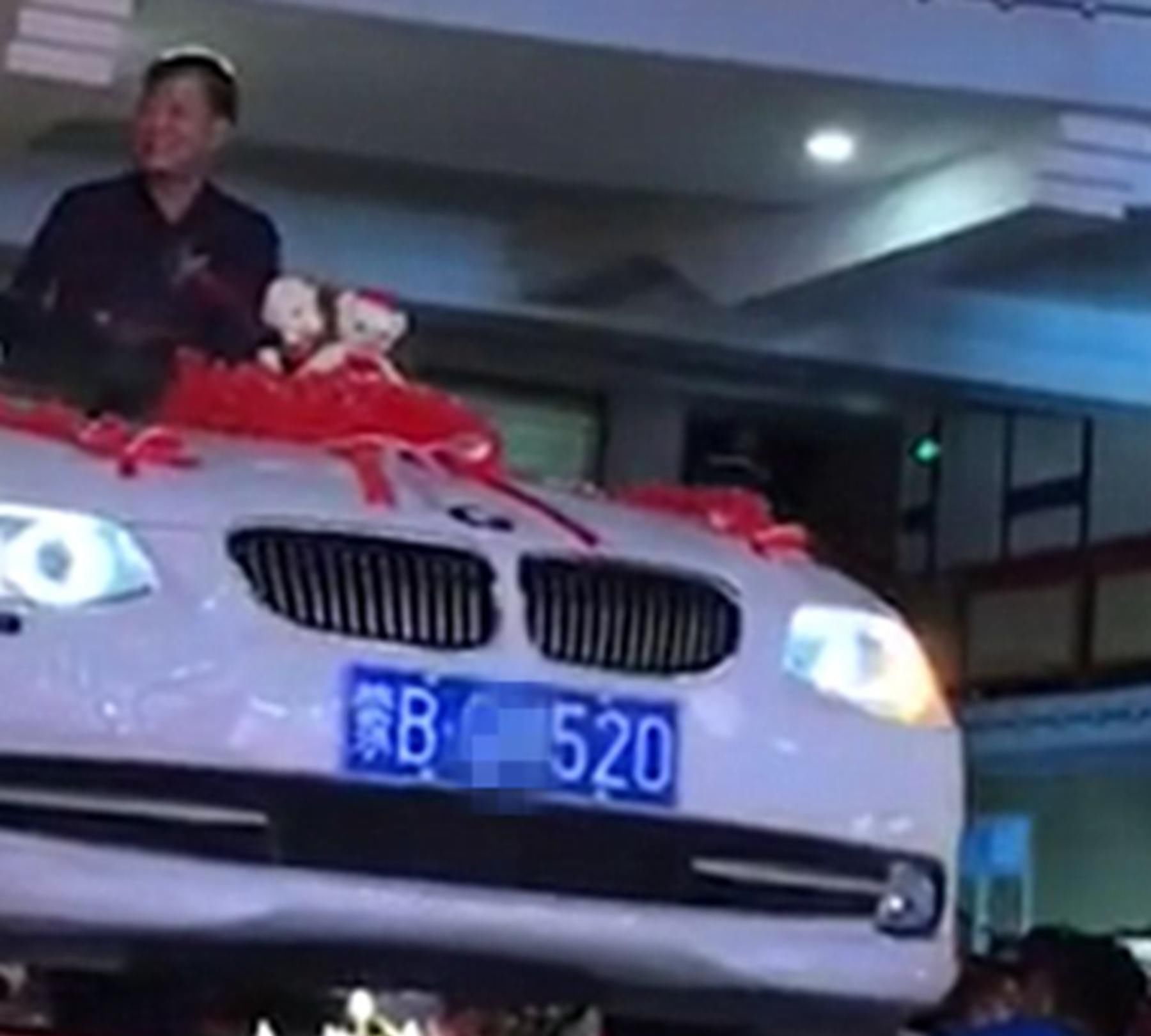 内蒙富婆闺女结婚，开着陪嫁58万宝马入场，车牌低调有内涵！