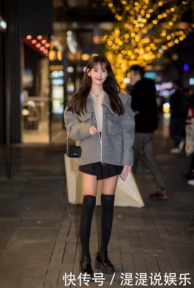 美女穿白色连衣裙简洁舒适又美观,充满时尚气息