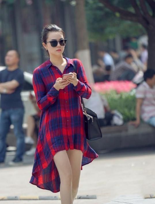 紧身|街拍紧身短裤微胖小姐姐,美腿真的漂亮,高挑性感超撩人