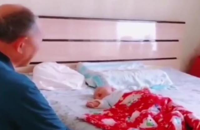 公公|宝宝出生后回家,爷爷盯着孙女看了60分钟,妈妈不忍破坏