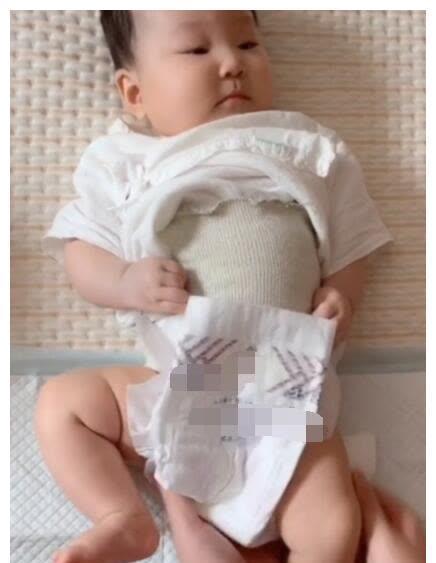 老公|妈妈出差一周，老公报喜说宝宝长了两斤，发来视频一看，哭笑不得