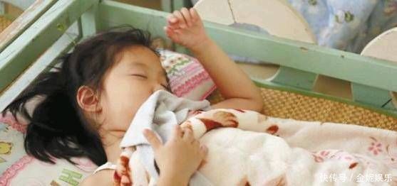 午觉|当妈妈检查幼儿园的监控时,她看到孩子在偷偷地做这件事,突然觉得很难过