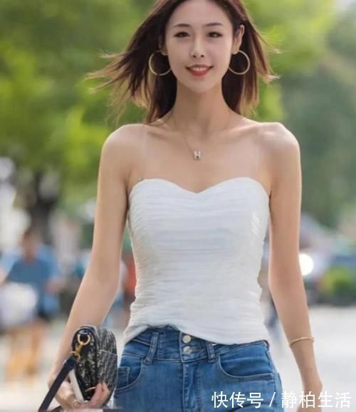 牛仔 美女模特:蓝色牛仔裤展现出漂亮的小蛮腰,美女太可爱了