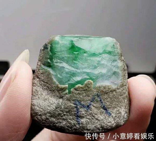 翡翠|小哥花800买了一块不起眼的翡翠小料子,一刀下去后商家哭了
