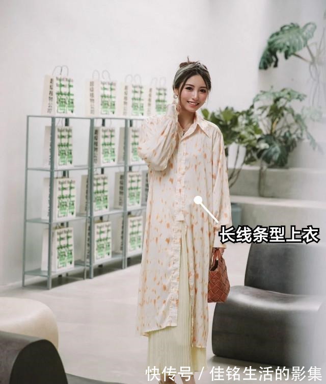 阔腿裤 今夏的“百褶裤”都流行这么穿也太洋气了!比阔腿裤显瘦又显高!