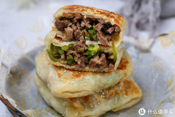 手抓饼又有新吃法，做成香酥美味的牛肉饼，用料十足一个就管饱！