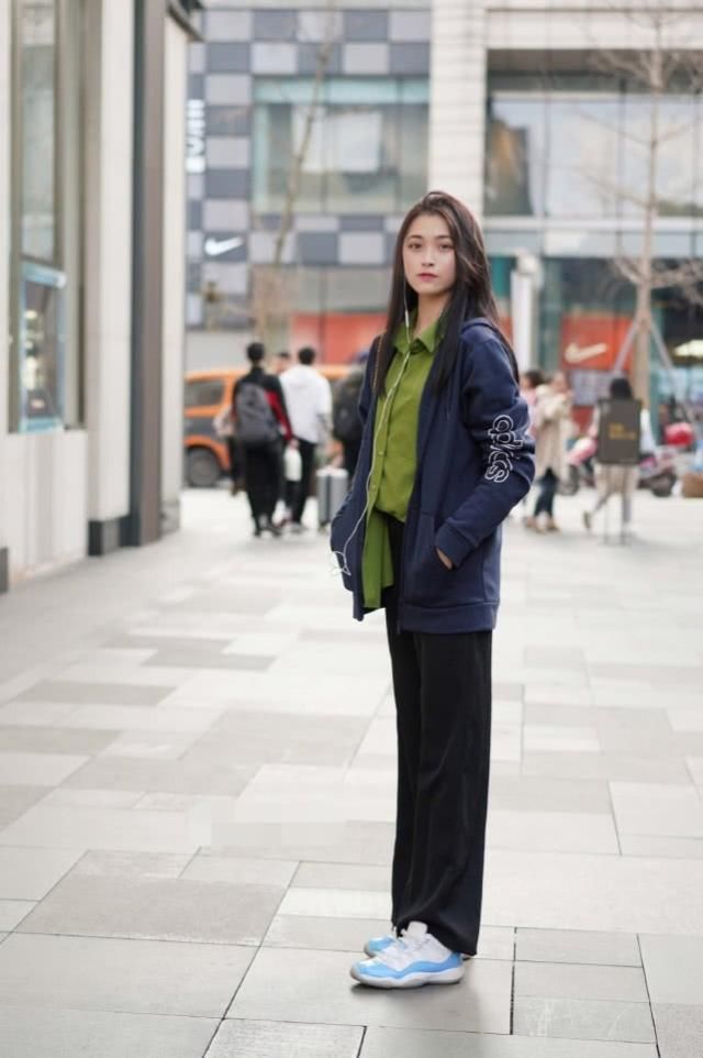 美女简洁帅气的黑色搭配精美大方，打造气质大方的都市美女风范