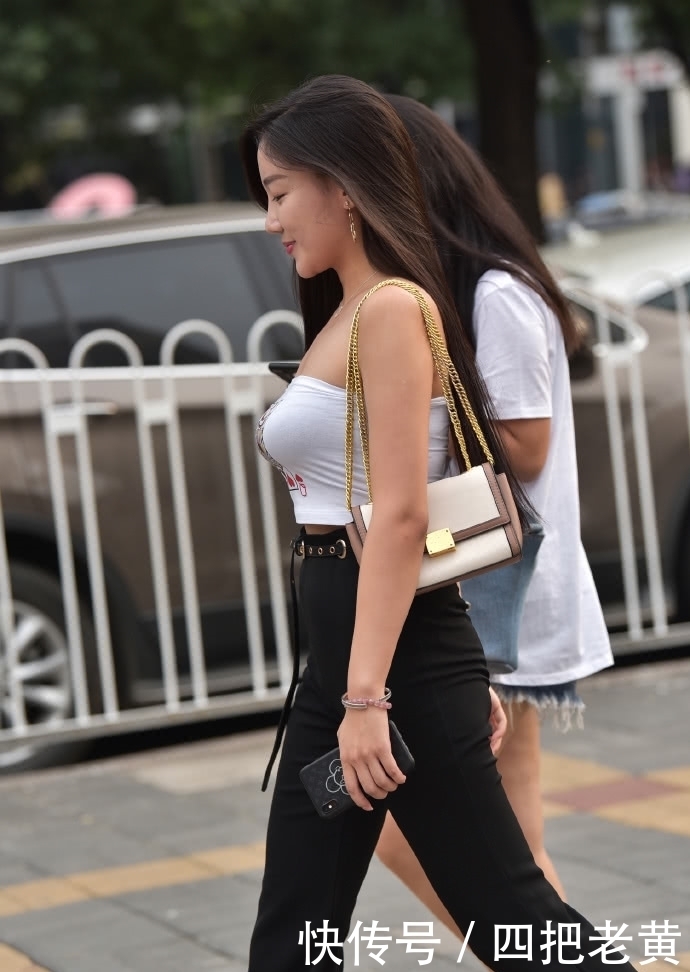 扑克中|小姐姐白色抹胸装有一个Q图案,这个Q带出了她迷人的身段!