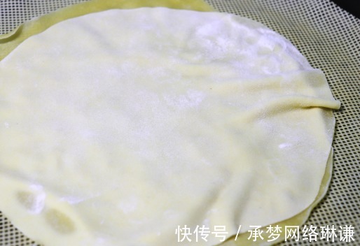 保鲜膜|不用一滴油的水烙玉米饼，做法简单，当做早餐吃很合适