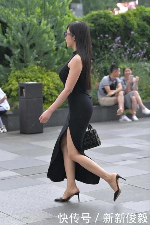 黑色|美女黑色长裙搭配尖头高跟鞋,气质超群,穿出神秘感!