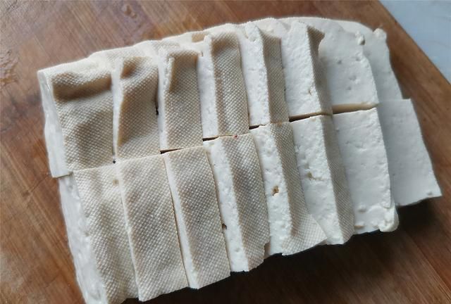  小窍门|家常豆腐的做法，教你小窍门，豆腐金黄不碎还入味，没有肉也好吃