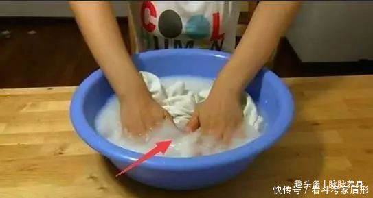 枕头套用久了,发黄难清洁别急着扔教你一招,枕头洁白如新