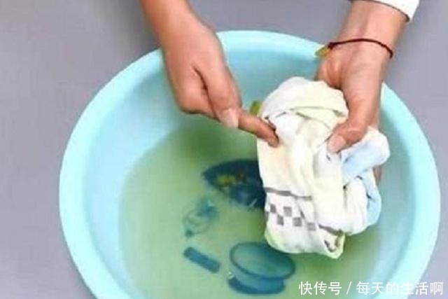 花露水|枕套半个月没换,发黄还有油脂印滴几滴“便宜货”,干净又除螨!