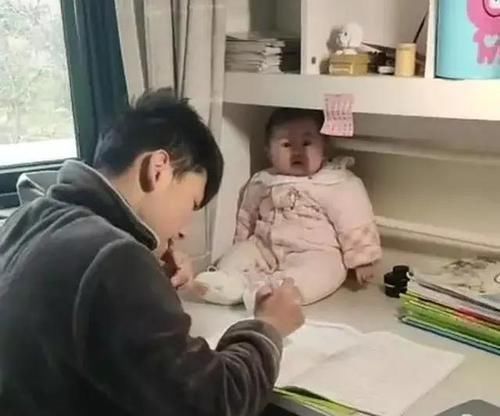 大宝|哥哥写作业遇到难题,便把妹妹拎来做“吉祥物”,妹妹:我太难了